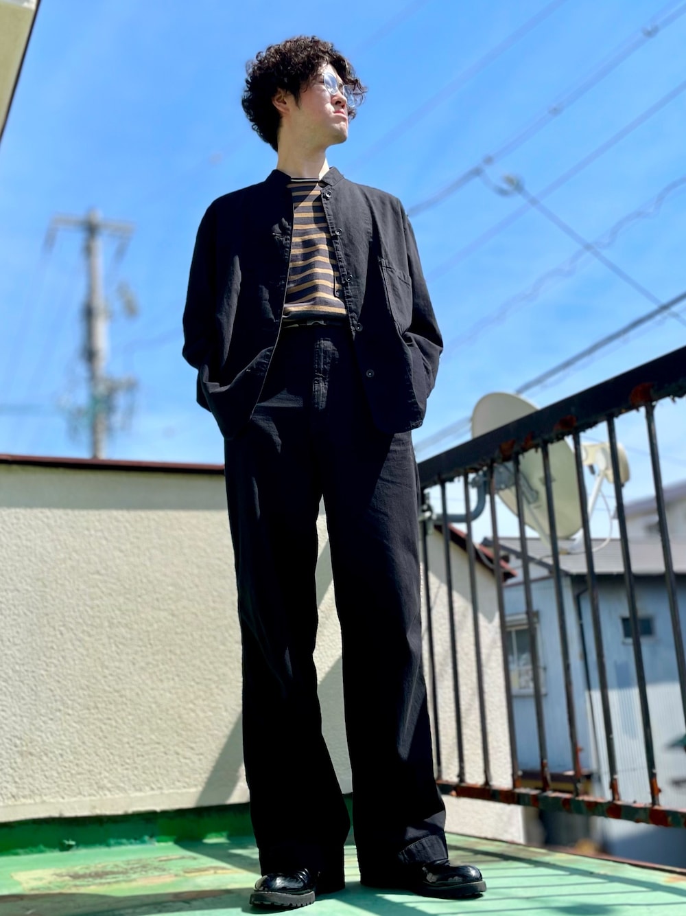 「プチプラ、春コーデ、シンプルコーデ、UNIQLO U、きれいめカジュアル、ボーダーTシャツ、カラーグラス、足長効果、シルバーアクセサリー、オトナカジュアル」｜「UNIQLOのアイテム（ジャケット/アウター、ブラック系）」を使った、Noriさん（メンズ・175cm）の春コーディネートの1枚目の写真