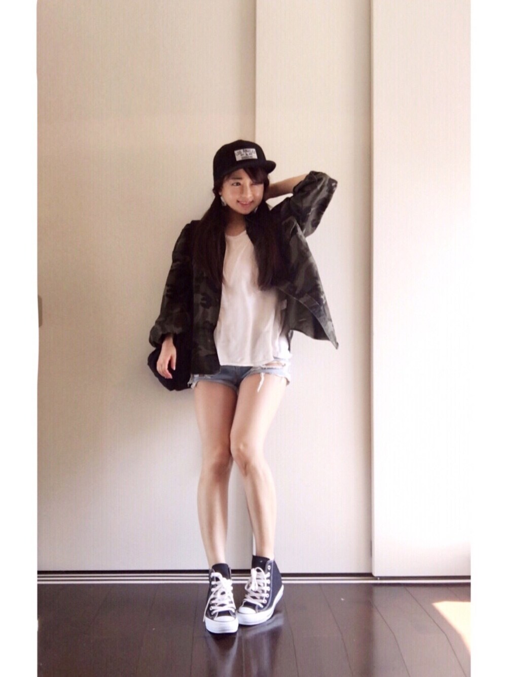 ホワイト系のTシャツ/カットソー、ブルー系のデニムパンツ、ブラック系のスニーカーを着用したレディースの春コーディネートの1枚目の写真