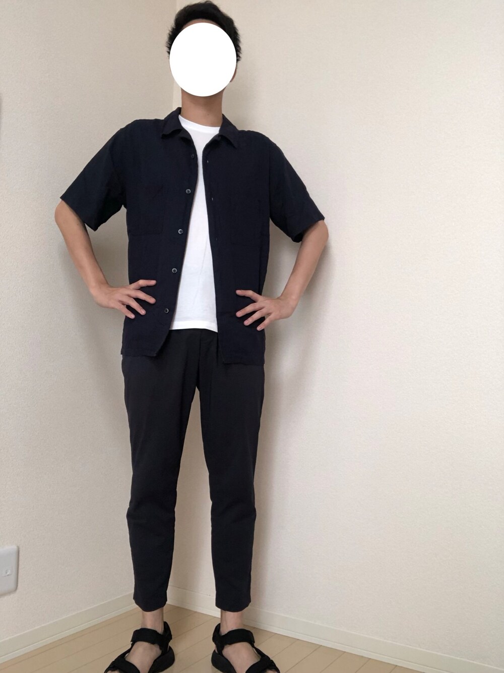 ブルー系のシャツ/ブラウス、ホワイト系のTシャツ/カットソー、ブルー系のスラックスを着用したメンズの夏コーディネートの1枚目の写真