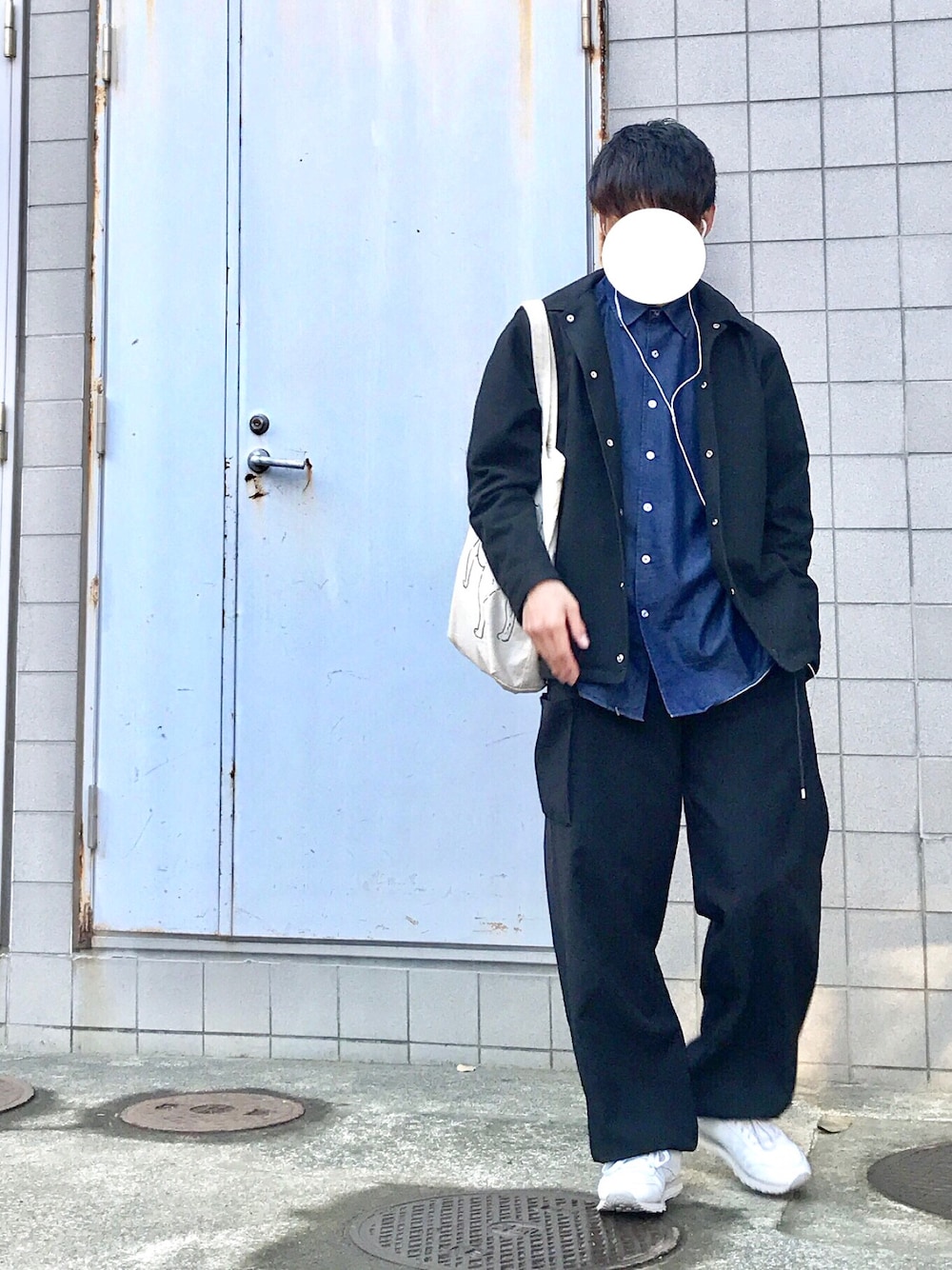 「春コーデ、シンプルコーデ、プチプラ、白スニーカー」｜「WEGOのWEGO/ビッグシルエットシャツ（シャツ/ブラウス、ブルー系）」を使った、®️ikuさん（メンズ・173cm）の春コーディネートの1枚目の写真