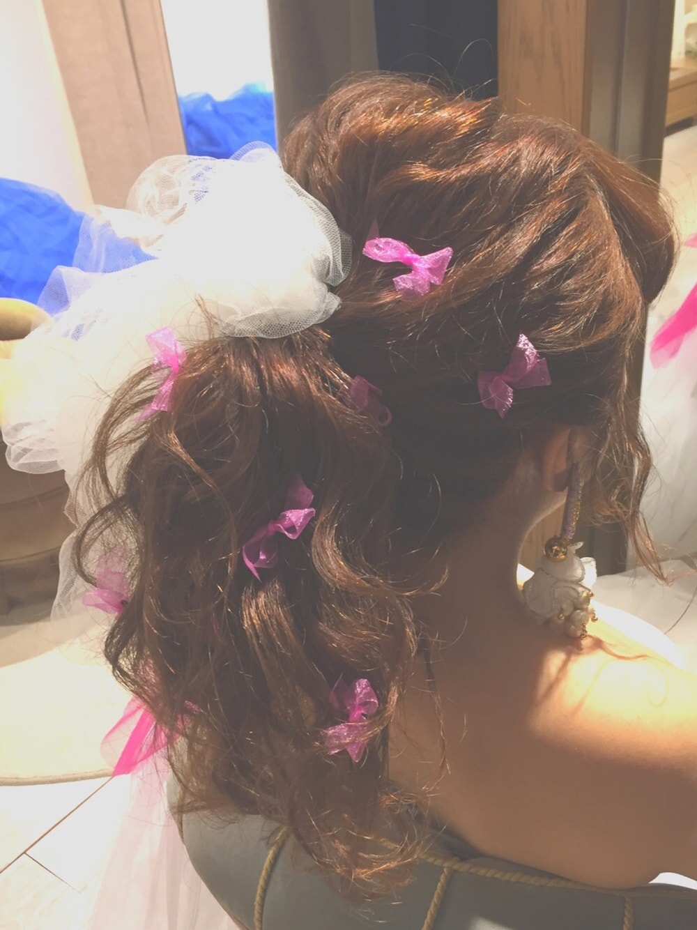 ピンク系のピアス（両耳用）を着用したレディースの冬コーディネートの1枚目の写真