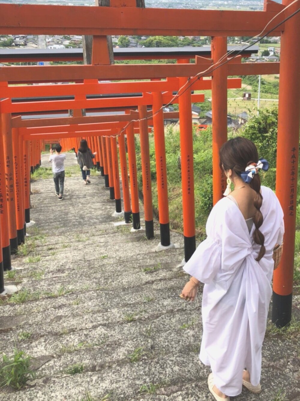 「休日スタイル、ワンピース、白、ロン毛、シンプル、かごバッグ、おでかけ、きれいめカジュアル」｜「importのアイテム（ワンピース、ホワイト系）」を使った、memeさん（レディース・150cm）の春コーディネートの1枚目の写真