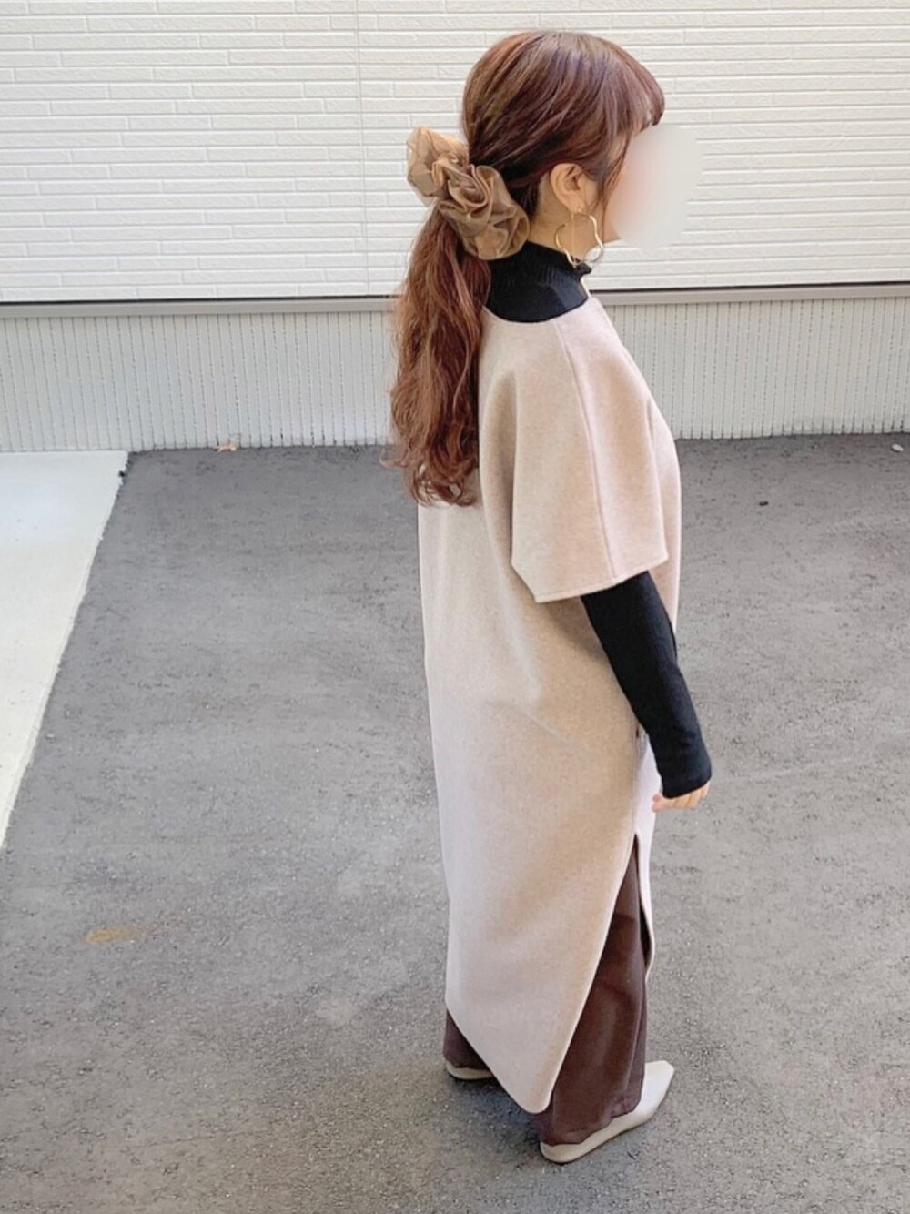 「大人コーデ、シュシュ、カフタン」｜「OZOCのアイテム（ワンピース、ベージュ系）」を使った、memeさん（レディース・150cm）の冬コーディネートの1枚目の写真