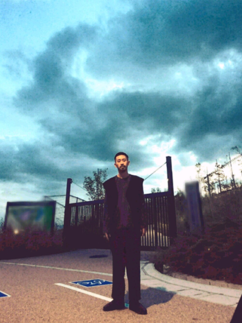 ブラック系のスラックス、パープル系のTシャツ/カットソー、ブラック系のサンダルを着用したメンズの秋コーディネートの1枚目の写真