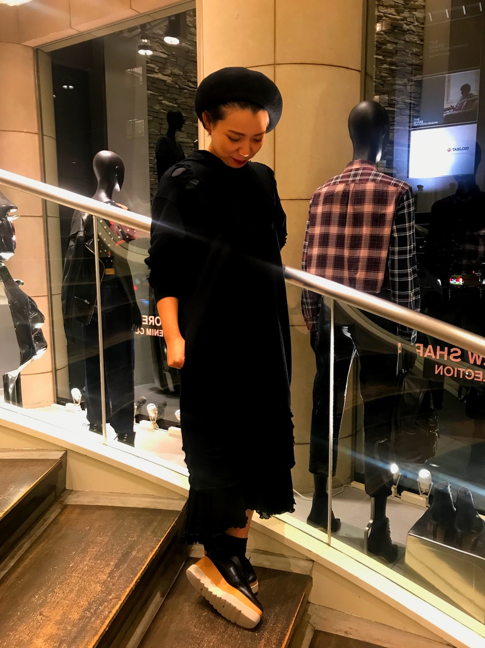 ブラック系のワンピース、ブラック系のワンピースを着用したレディースの秋コーディネートの1枚目の写真