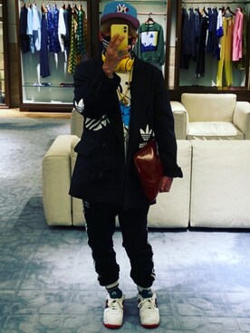 JIMMY CHOOのクラッチバッグを使ったメンズ人気ファッション