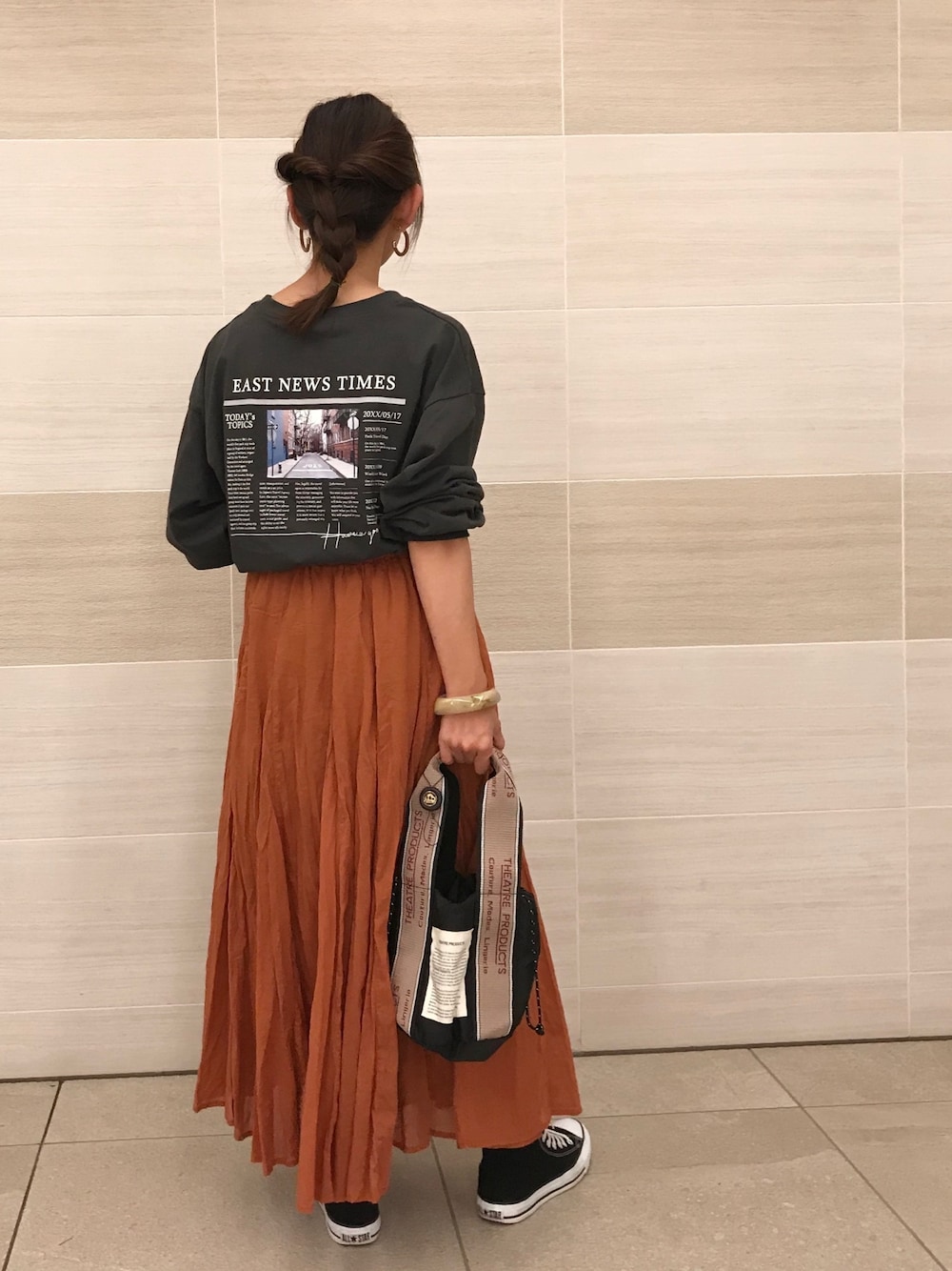 「秋服準備はじめました、秋コーデ、低身長コーデ、スカート、バックプリント、ロゴT、オレンジ、秋カラー」｜「しまむらのアイテム（トップス、グレー系）」を使った、あおちゃそさん（レディース・150cm）の秋コーディネートの1枚目の写真