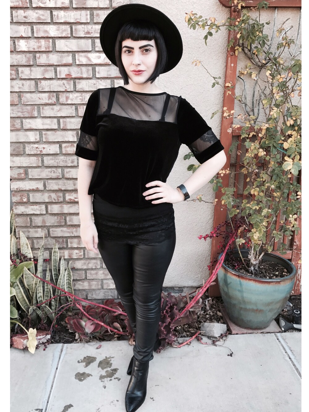 「H&Mのアイテム（ハット、ブラック系）」を使った、Mallory Gutierrezさん（レディース・157cm）の冬コーディネートの1枚目の写真