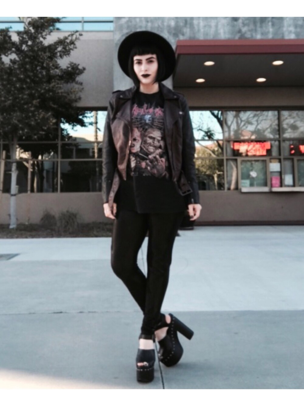 「H&Mのアイテム（Tシャツ/カットソー、ブラック系）」を使った、Mallory Gutierrezさん（レディース・157cm）の春コーディネートの1枚目の写真