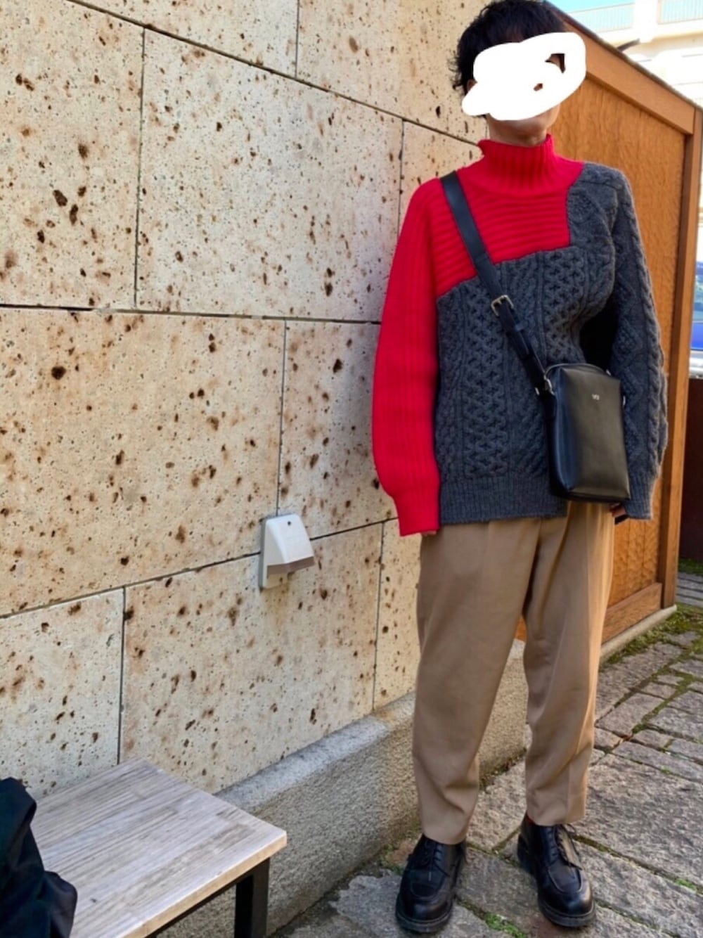「ビッグシルエット、冬コーデ、お洒落さんとつながりたい、ベージュ、きれいめカジュアル、低身長コーデ、休日コーデ、革靴、u170」｜「kolorのアイテム（ニット/セーター、レッド系）」を使った、くるさん（メンズ・166cm）の冬コーディネートの1枚目の写真