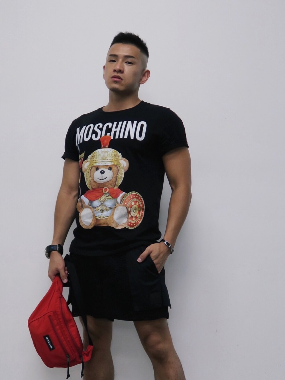 「ootd、街頭穿搭、MOSCHINO、夏コーデ、夏だ！Tシャツ着よう！、黒、黒スキニー、TEE、BALENCIAGA、休日スタイル」｜「MOSCHINOのMoschino - ロゴプリント Tシャツ - women - ビスコース/other fibers - 42（Tシャツ/カットソー、ブラック系）」を使った、joe wong さん（メンズ・173cm）の夏コーディネートの1枚目の写真