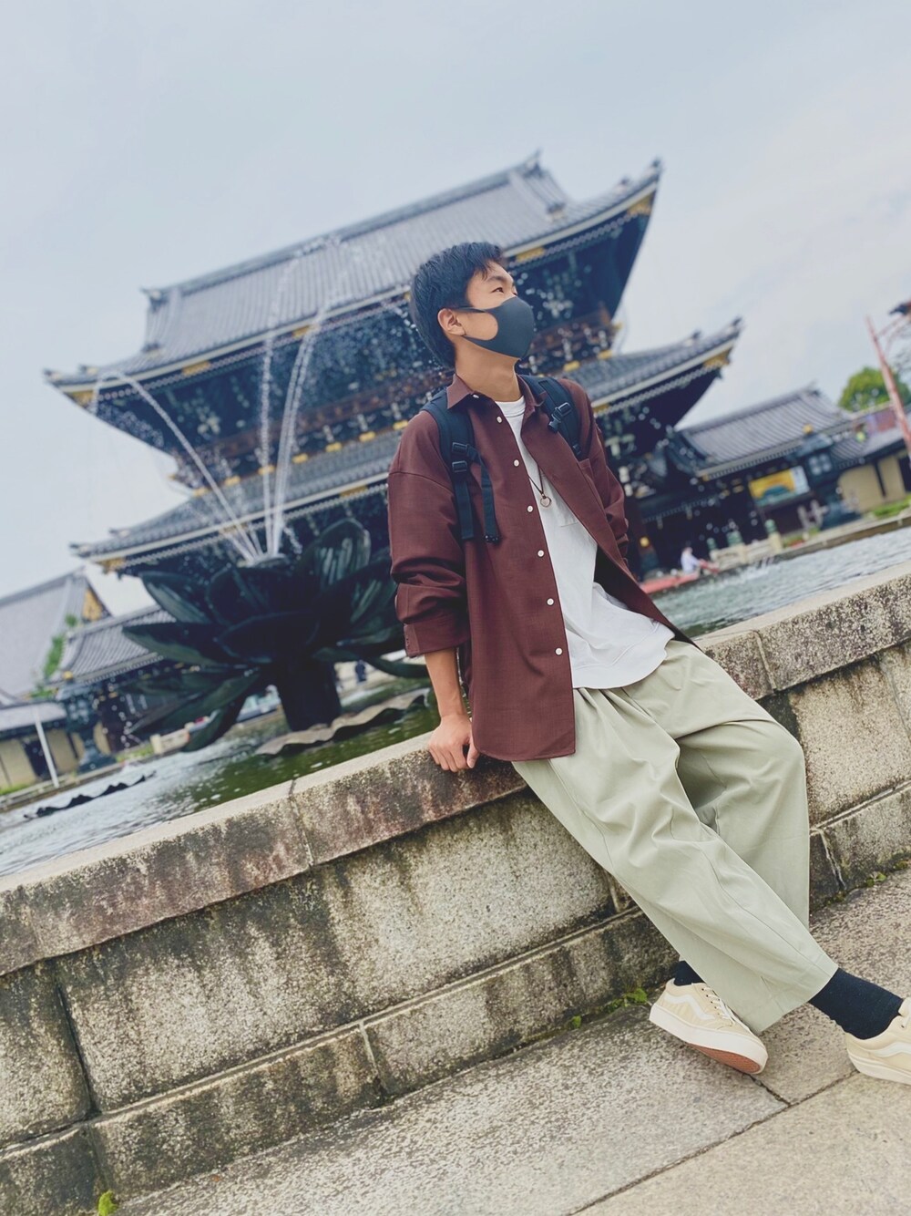 グリーン系のその他パンツ、ブラウン系のシャツ/ブラウス、ホワイト系のTシャツ/カットソーを着用したメンズの春コーディネートの1枚目の写真