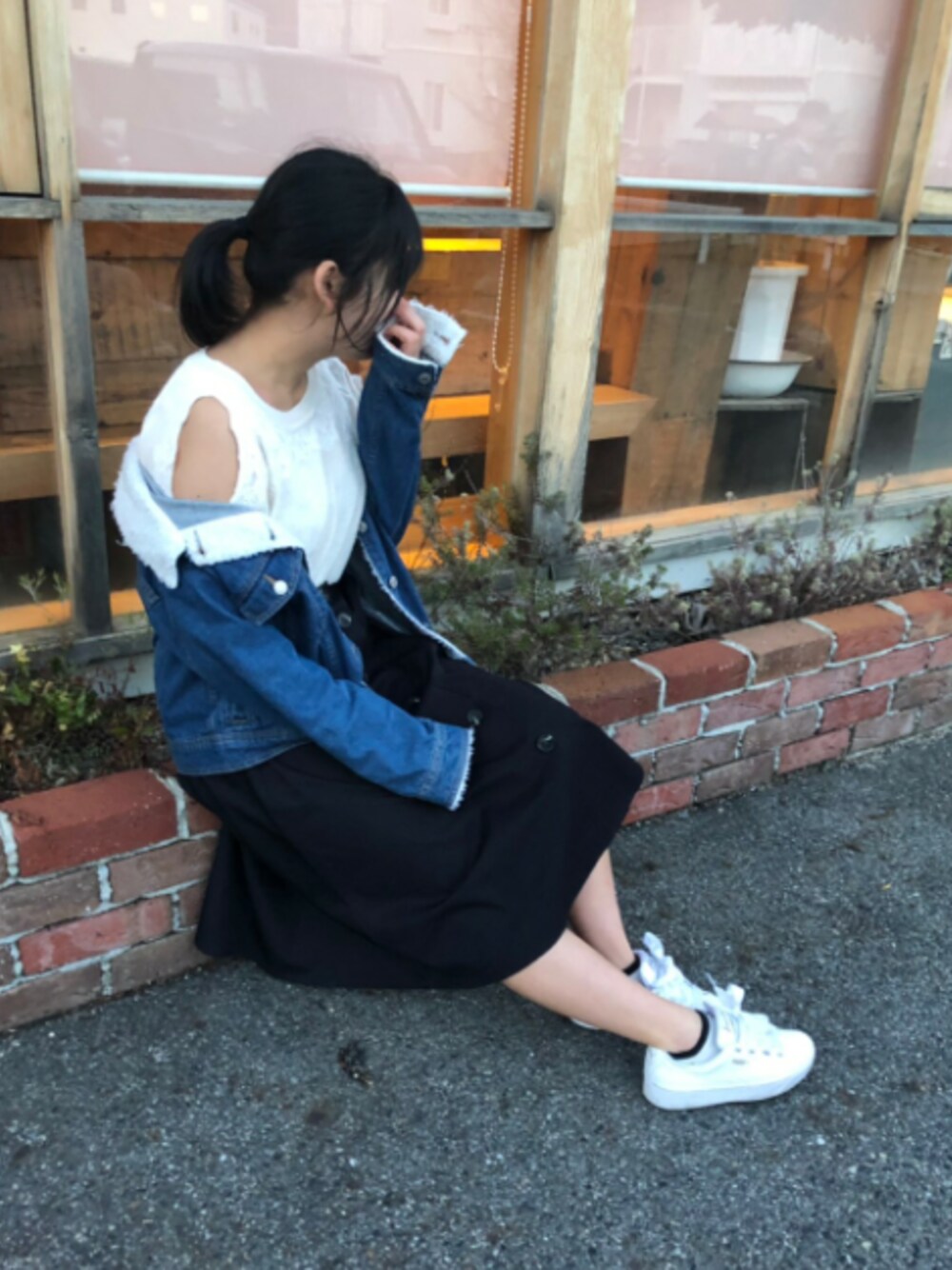 「カフェ、春、はるコーデ」｜「GUのアイテム（スカート、ブラック系）」を使った、ちはるさん（レディース・156cm）の春コーディネートの1枚目の写真