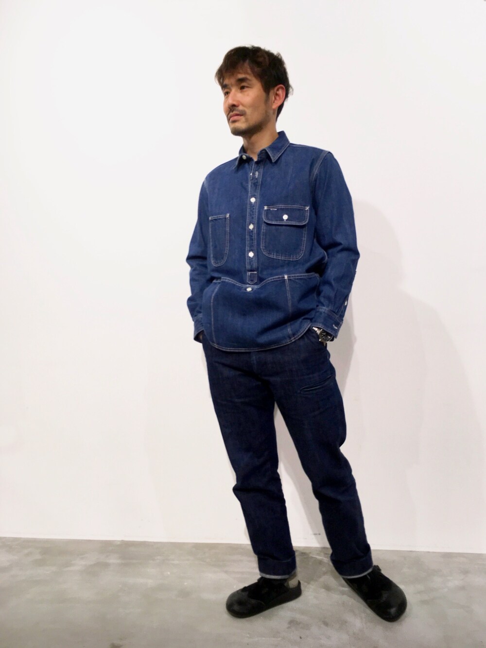 「ダンガリーシャツ、アウトドアスタイル、キャンプ」｜「Snow Peakのフィールドユーティリティープルオーバー（シャツ/ブラウス、ブルー系）」を使った、snowpeaksugiyamaさん（メンズ・168cm）の冬コーディネートの1枚目の写真