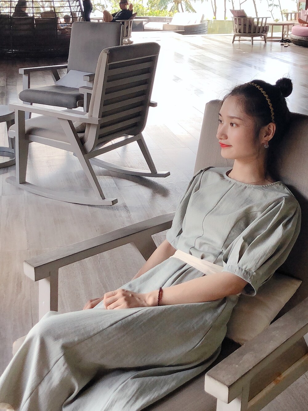 グリーン系のジャケット/アウターを着用したレディースの冬コーディネートの1枚目の写真