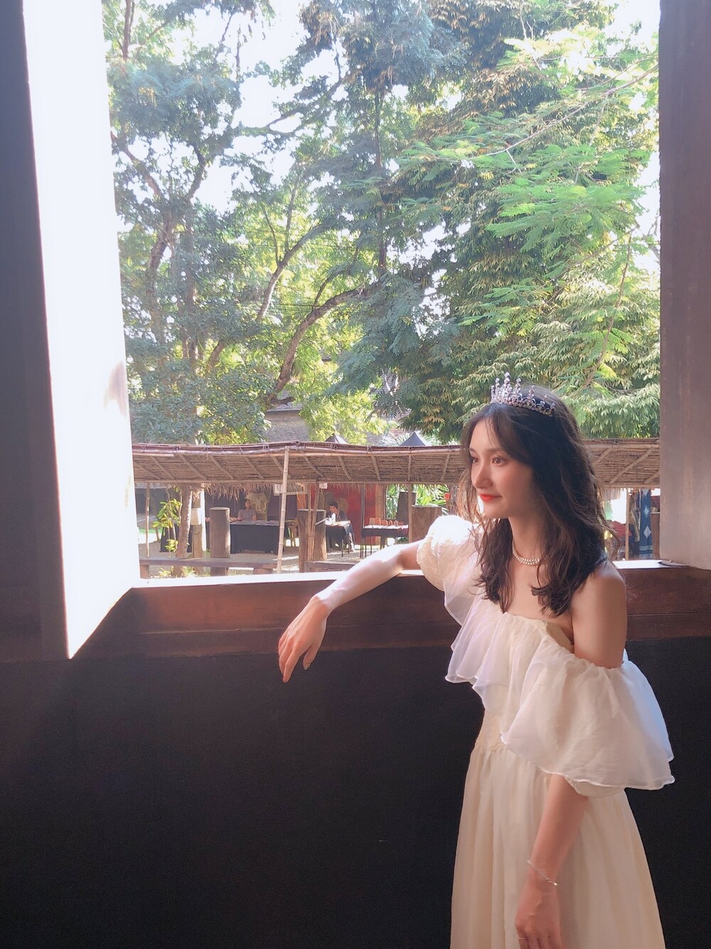 シルバー系のワンピース/ドレスを着用したレディースの冬コーディネートの1枚目の写真