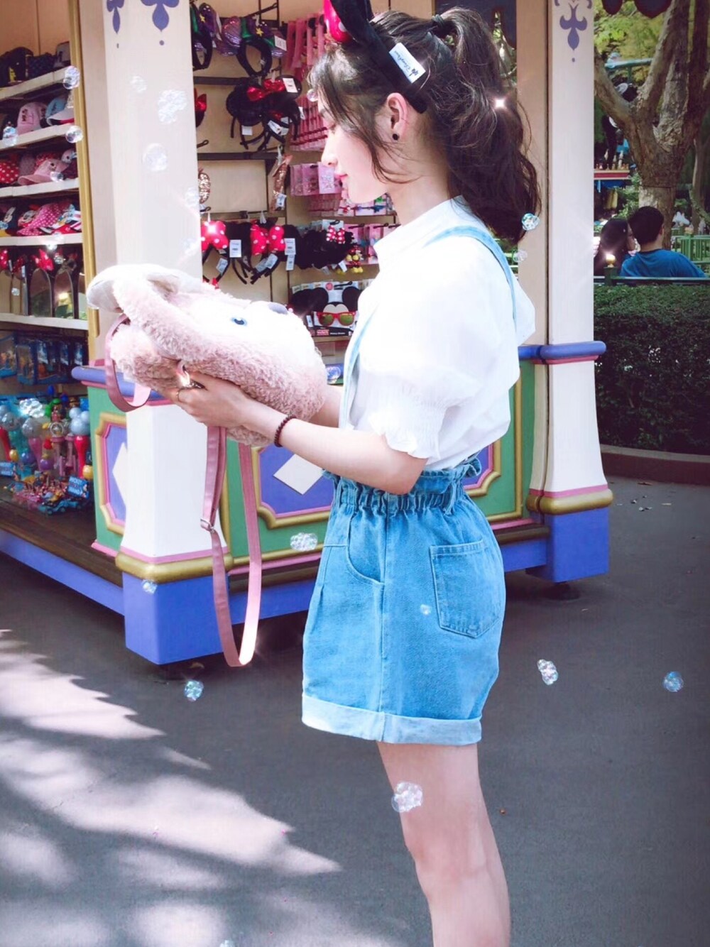 ホワイト系のシャツ/ブラウスを着用したレディースの冬コーディネートの1枚目の写真