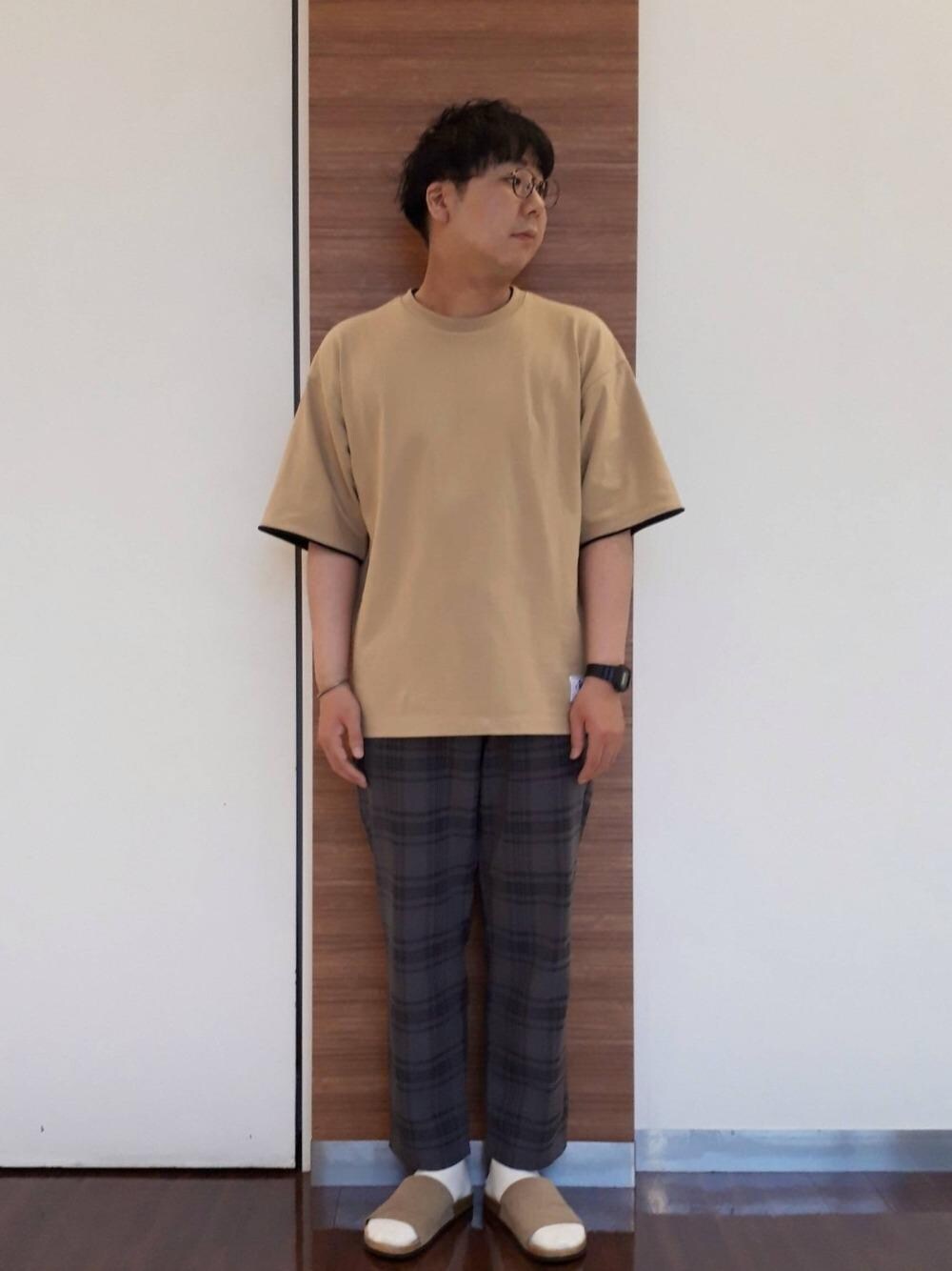 「USAコットン、初夏コーデ、2021春新作、キレイめカジュアル、春のオシャレはパンツから、涼しくて軽い「涼・軽パンツ」、coen Tシャツコレクション2021」｜「coenのワイドストラップサンダル（サンダル、ベージュ系）」を使った、coen アベさん（メンズ・175cm）の夏コーディネートの1枚目の写真