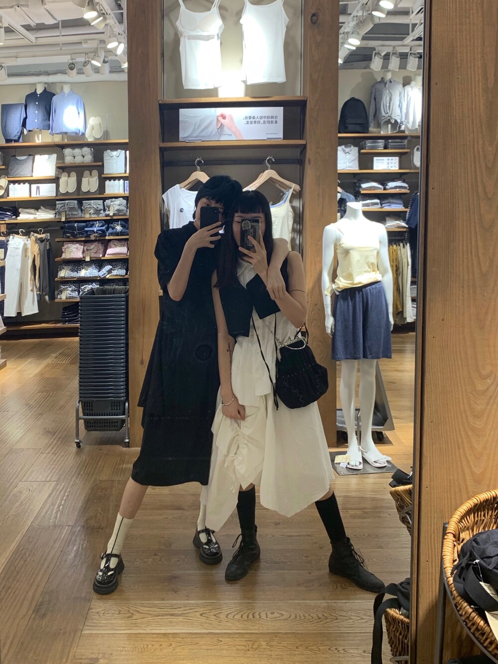 「girls、black and white、couple、ootd」｜「RENLI SUのアイテム（ショルダーバッグ、ブラック系）」を使った、fouroneさん（レディース・170cm）の夏コーディネートの1枚目の写真