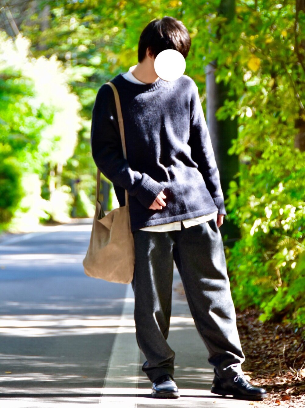 グレー系のニット/セーター、ホワイト系のシャツ/ブラウス、ベージュ系のショルダーバッグを着用したメンズの秋コーディネートの1枚目の写真