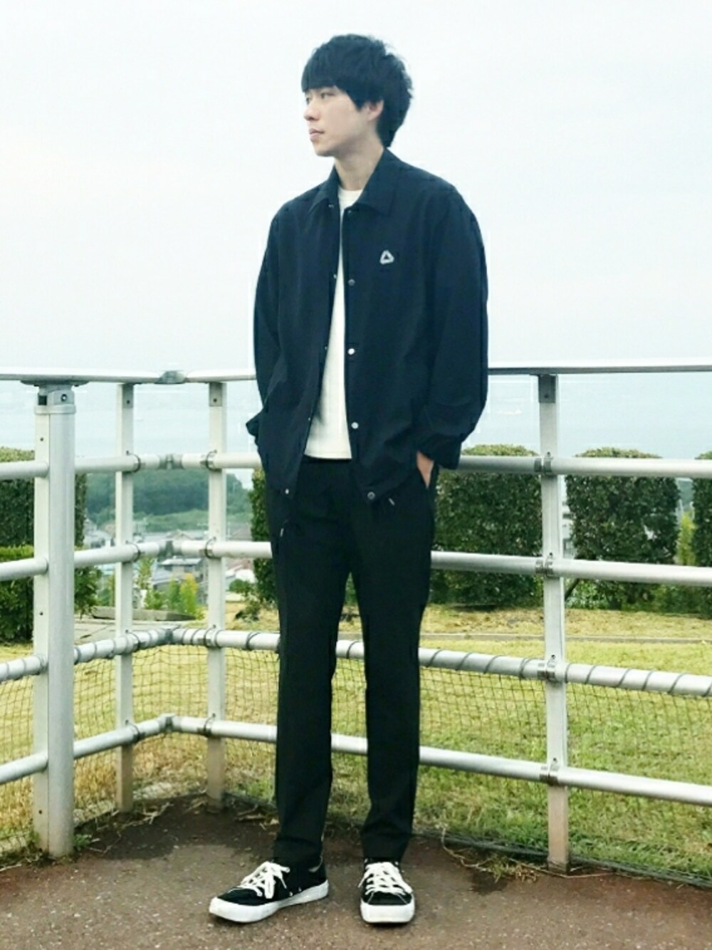 「カジュアル、ネイビー、UNIQLO、スラックス、大人カジュアル、コーチジャケット、シンプルコーデ、秋、秋コーデ、UT東コレ」｜「UNIQLOのミラノリブクルーネックセーター（半袖）（ニット/セーター、ホワイト系）」を使った、Hiroakiさん（メンズ・180cm）の秋コーディネートの1枚目の写真