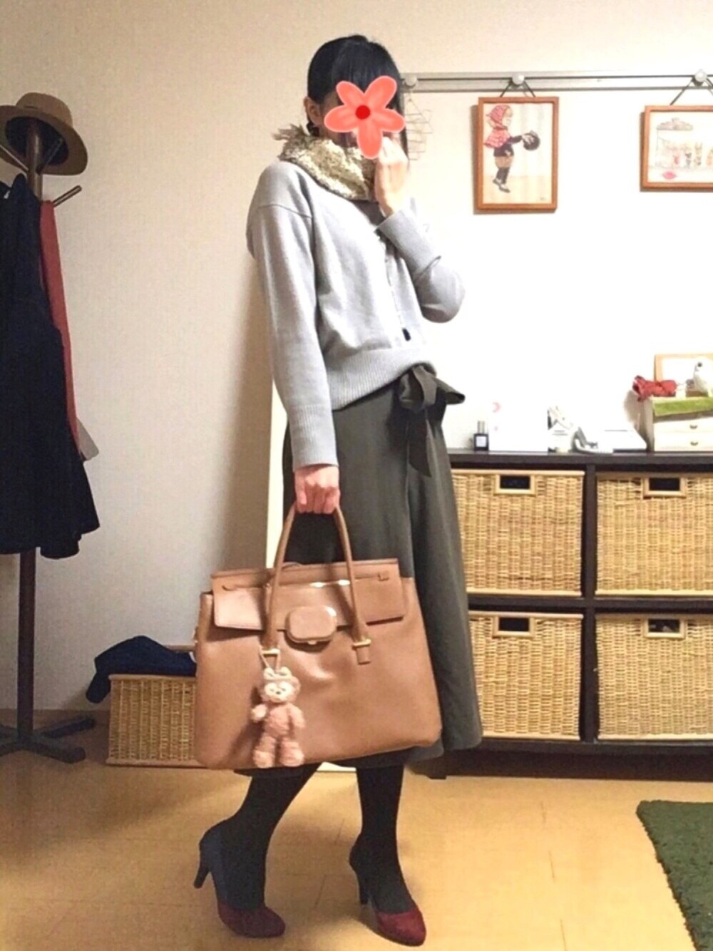 グリーン系のその他パンツ、レッド系のパンプス、ベージュ系のハンドバッグを着用したレディースの冬コーディネートの1枚目の写真