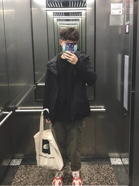 「working style」｜「アイテム（マウンテンパーカー）」を使った、謝秉翰さん（メンズ・171cm）の春コーディネート