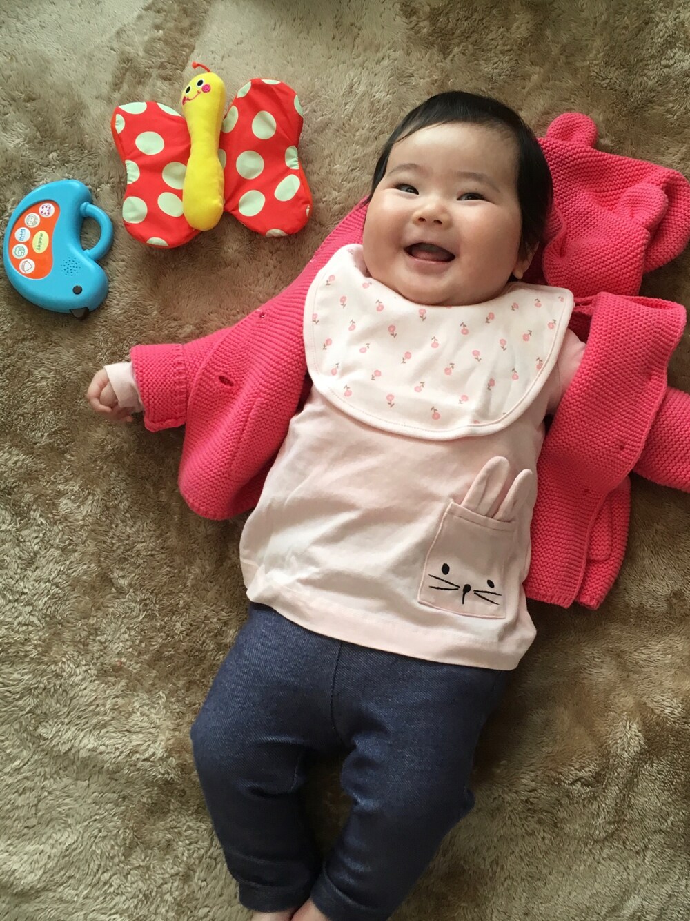 「4ヶ月、おんなのこ、60cm」｜「H&Mのアイテム（Tシャツ/カットソー、ピンク系）」を使った、smileさん（キッズ・60cm）の秋コーディネートの1枚目の写真