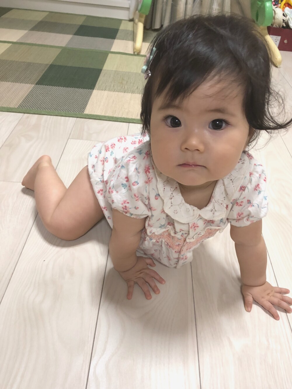 「9ヶ月、おんなのこ、ダイソー、ハナガラ、台風、あめちゃん」｜「sense of wonderのオーガニックコットン天竺プリントロンパース　シュガーベイブ （ロンパース、ピンク系）」を使った、smileさん（キッズ・70cm）の秋コーディネートの1枚目の写真