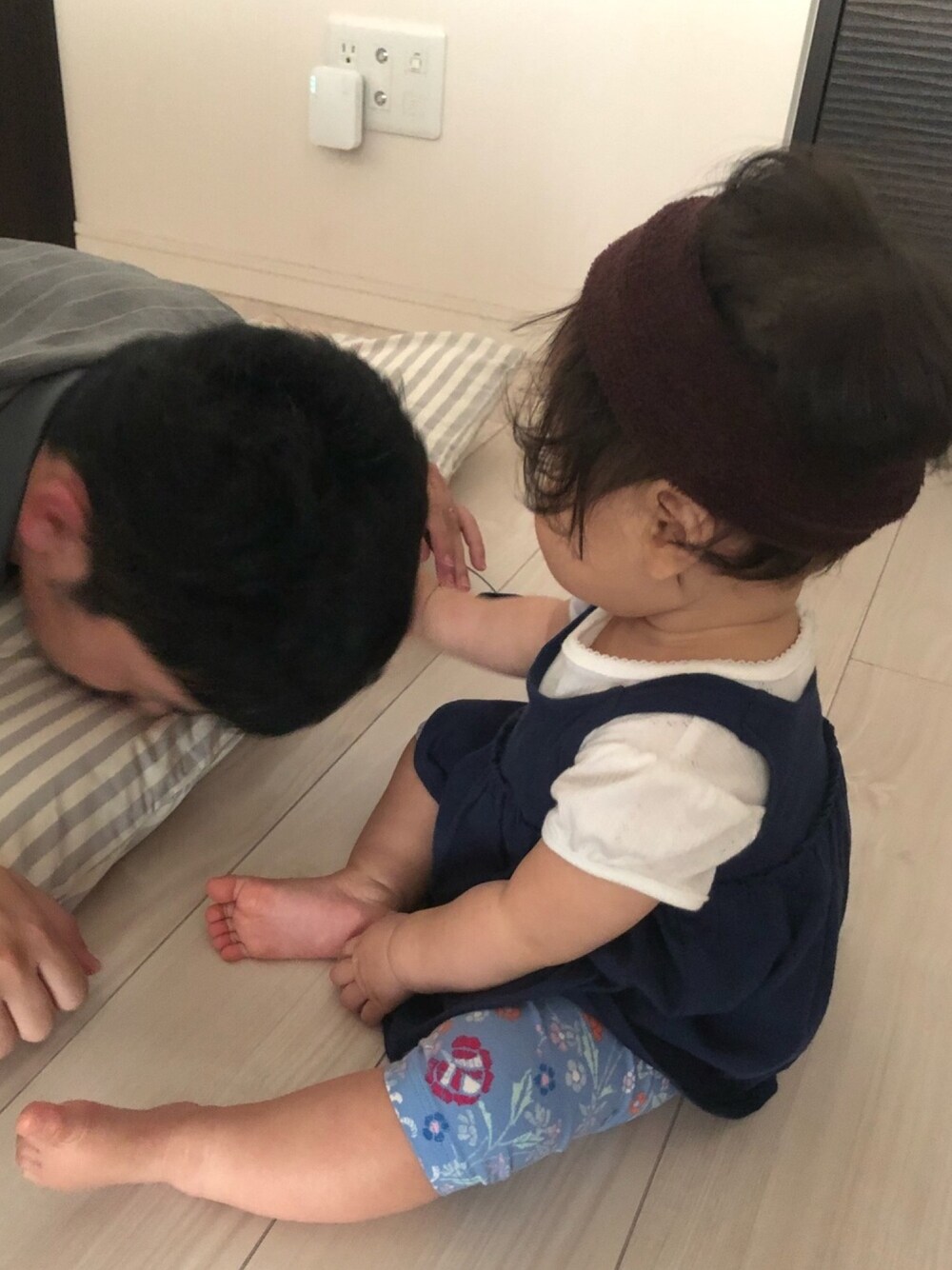 「9ヶ月、赤ちゃん、ヘアバンド、おんなのこ」｜「GAPのフローラル ストレッチジャージ 5分丈レギンス（レギンス/スパッツ、ブルー系）」を使った、smileさん（キッズ・70cm）の秋コーディネートの1枚目の写真