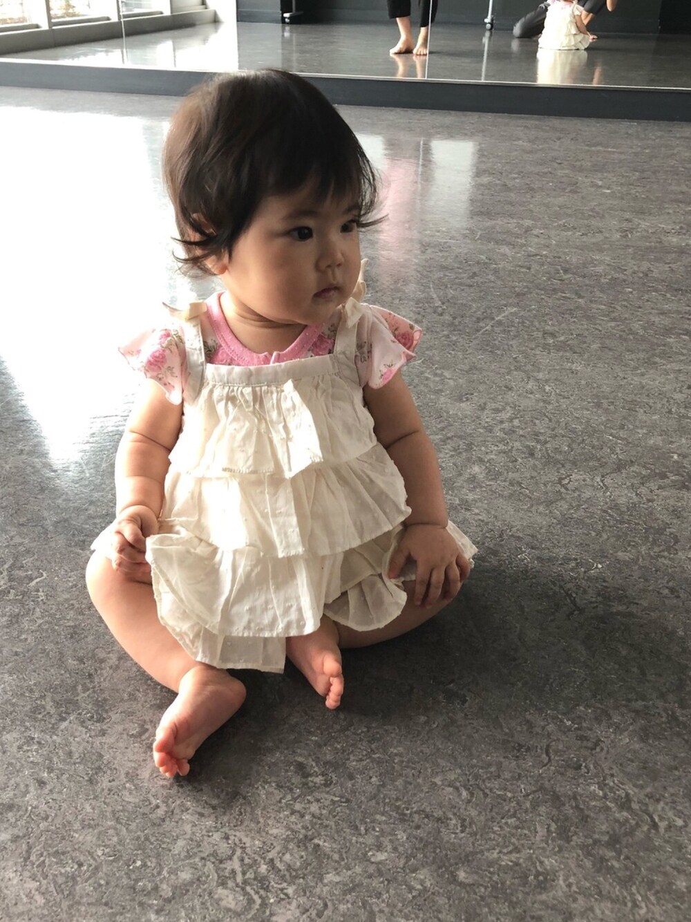 「9ヶ月、おんなのこ、赤ちゃん、ふりふり、花柄」｜「GAPのアイテム（ワンピース/ドレス、ホワイト系）」を使った、smileさん（キッズ・70cm）の秋コーディネートの1枚目の写真