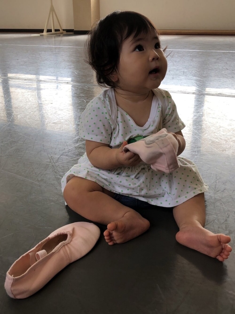 「9ヶ月、赤ちゃん、０歳、おんなのこ、はらぺこあおむし、デニムパンツ、バレエレッスン、ドット」｜「はらぺこあおむしのアイテム（ロンパース、グリーン系）」を使った、smileさん（キッズ・70cm）の秋コーディネートの1枚目の写真