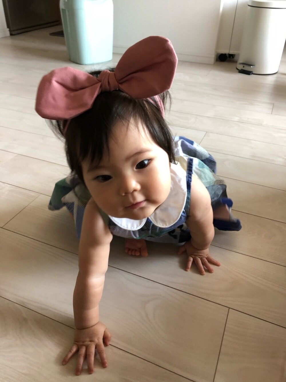 「9ヶ月、おんなのこ、赤ちゃん、ワンピース、リボンヘアバンド」｜「sense of wonderのビッグチェック　ワンピース（ワンピース、ブルー系）」を使った、smileさん（キッズ・70cm）の秋コーディネートの1枚目の写真