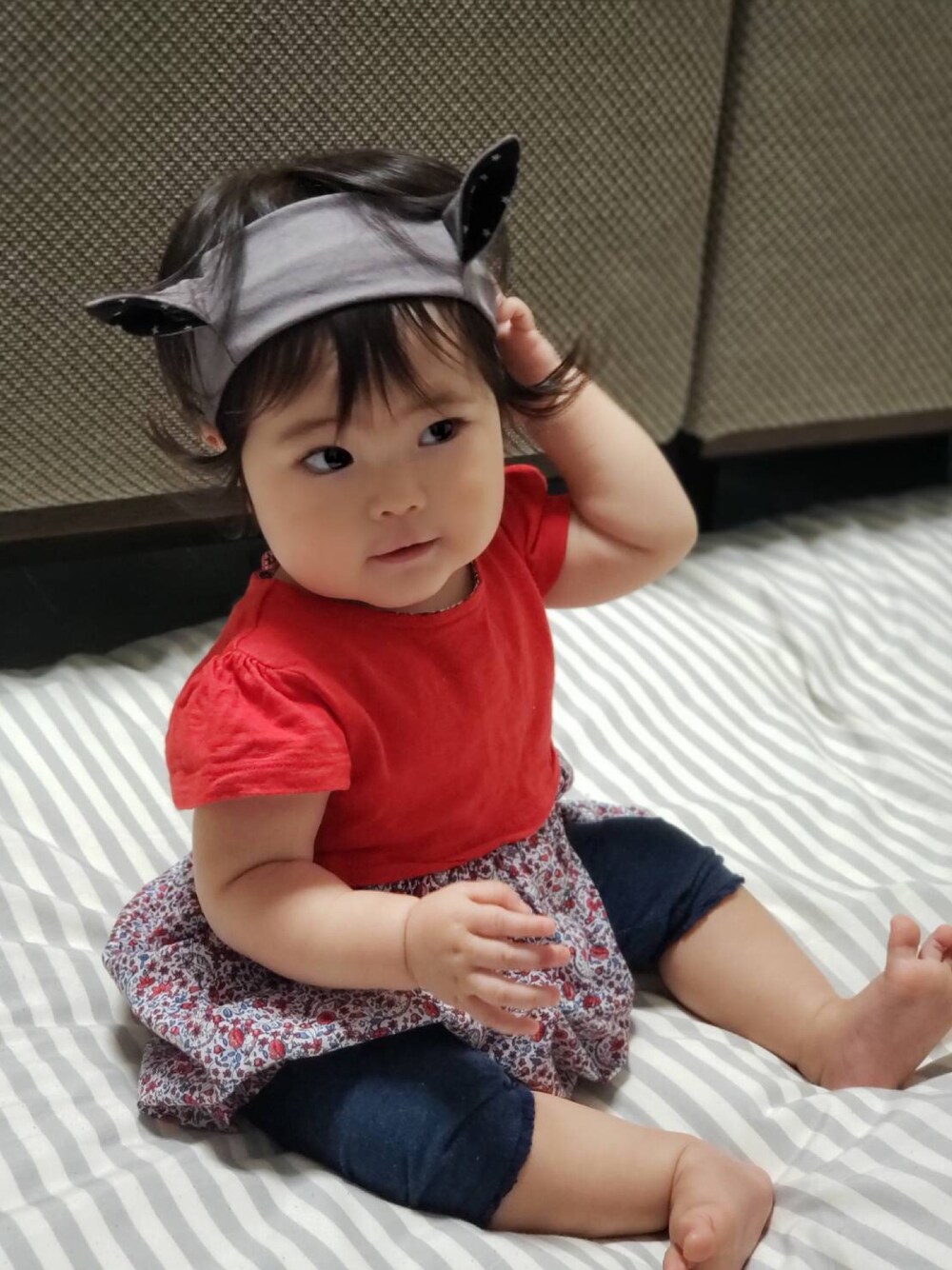 「10ヶ月、おんなのこ、赤ちゃん、ヘアハンド、花柄」｜「韓国ベビー服のアイテム（ヘアバンド、グレー系）」を使った、smileさん（キッズ・70cm）の秋コーディネートの1枚目の写真