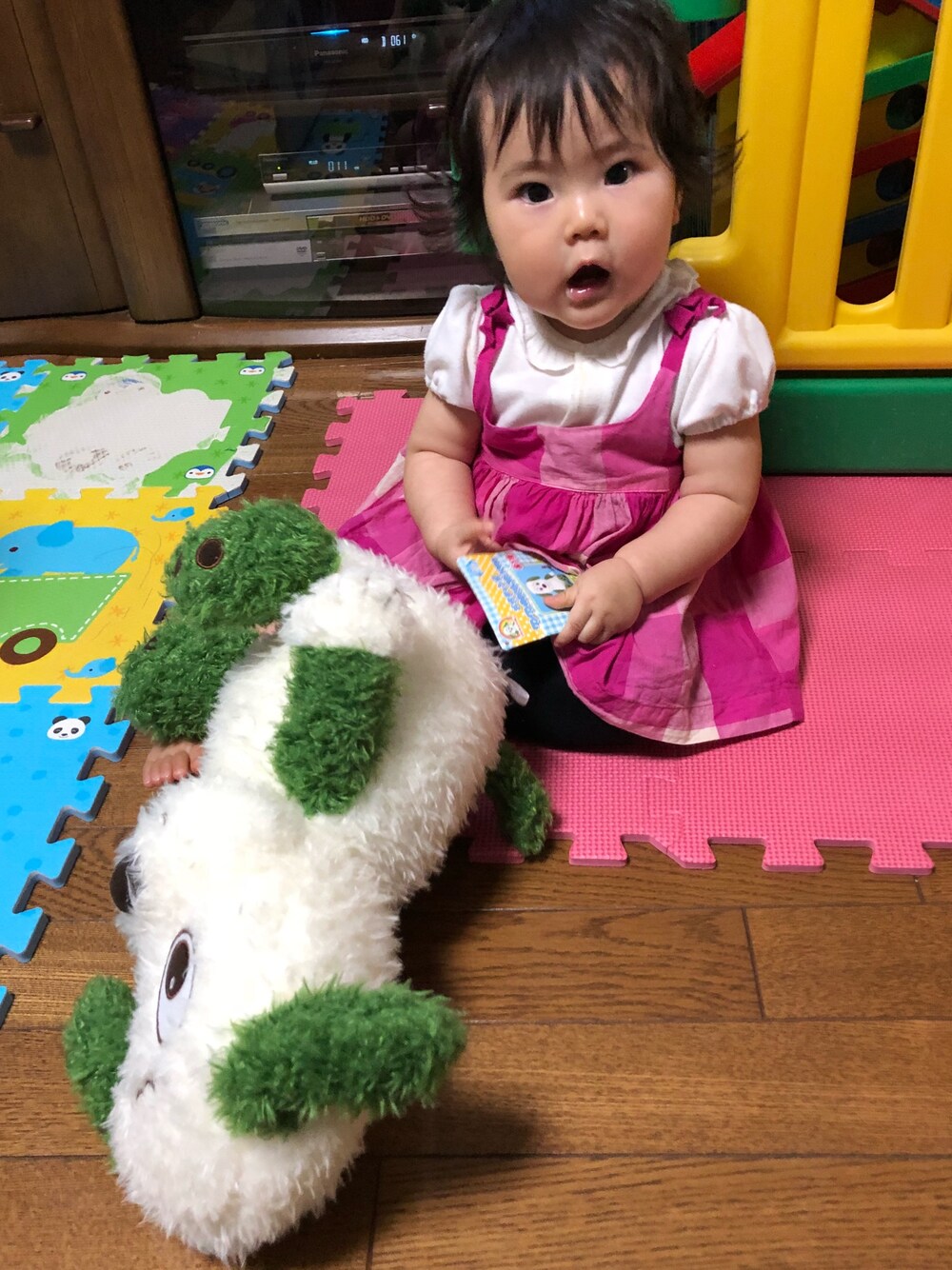 「10ヶ月、赤ちゃん、おんなのこ、チェック、わんわん、いないいないばぁっ」｜「OLD NAVYのアイテム（レギンス/スパッツ、ブラック系）」を使った、smileさん（キッズ・70cm）の秋コーディネートの1枚目の写真