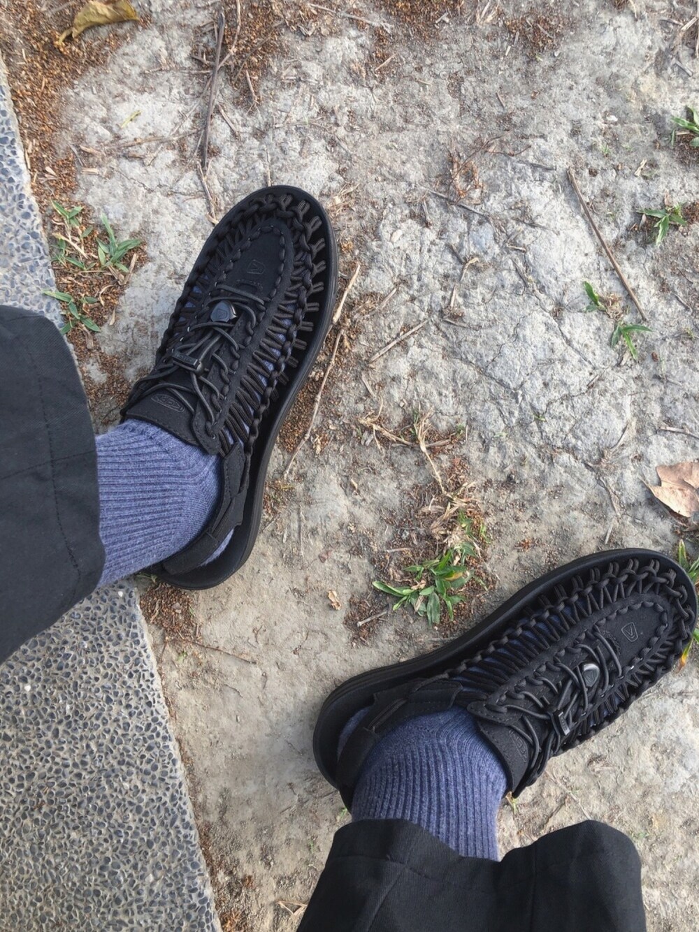 「keen、寬褲」｜「KEENのアイテム（サンダル、ブラック系）」を使った、徐納森．徐斯達 さん（メンズ・165cm）の春コーディネートの1枚目の写真