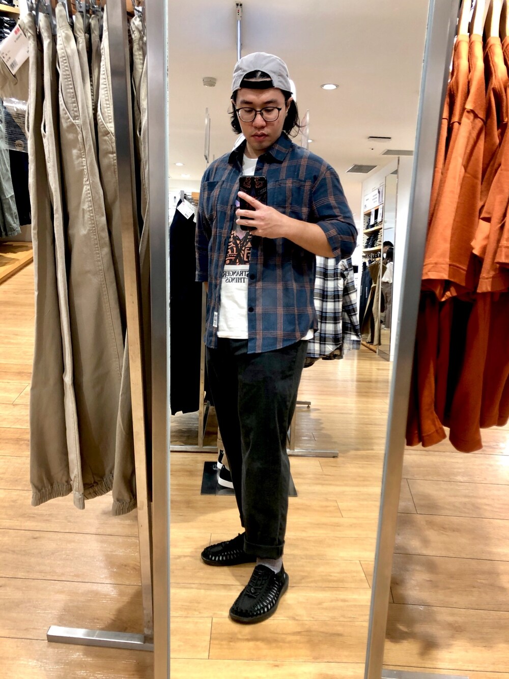 ブルー系のシャツ/ブラウス、ホワイト系のTシャツ/カットソー、グレー系のスラックスを着用したメンズの秋コーディネートの1枚目の写真