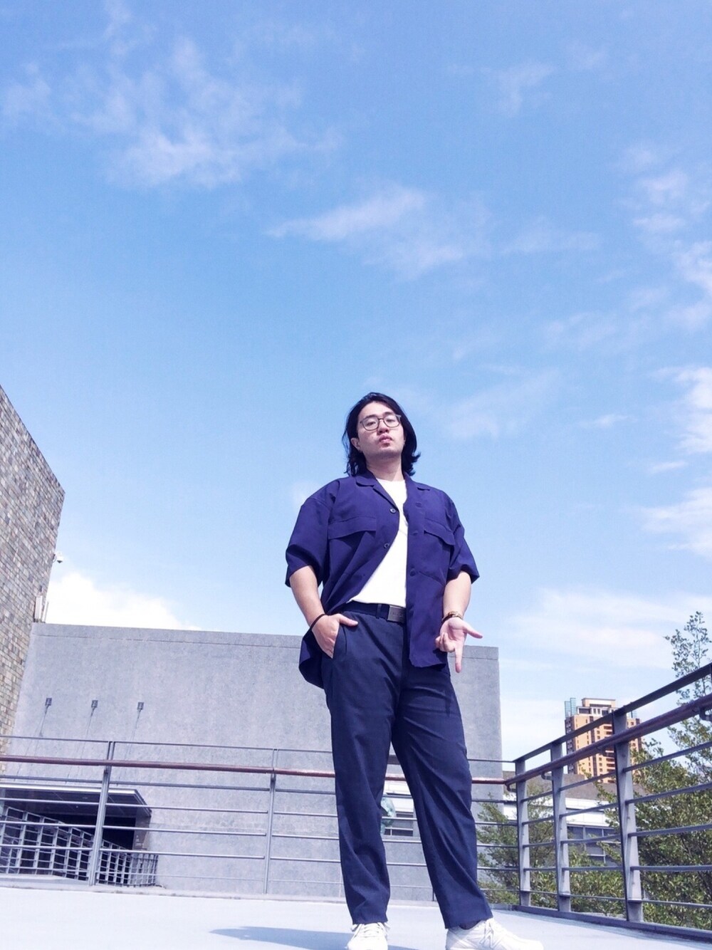 「New Balance、UNIQLO、GU、longhair、美術館」｜「UNIQLOのアイテム（Tシャツ/カットソー、ホワイト系）」を使った、徐納森．徐斯達 さん（メンズ・167cm）の秋コーディネートの1枚目の写真