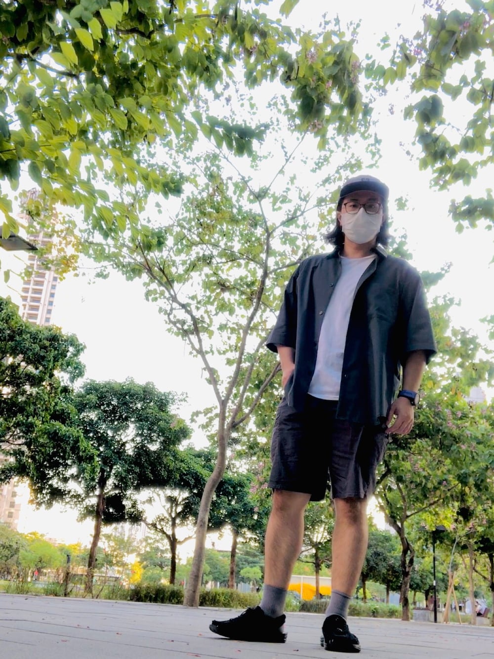「grey、ootd、CHILL」｜「adidasのアイテム（キャップ、グレー系）」を使った、徐納森．徐斯達 さん（メンズ・167cm）の秋コーディネートの1枚目の写真
