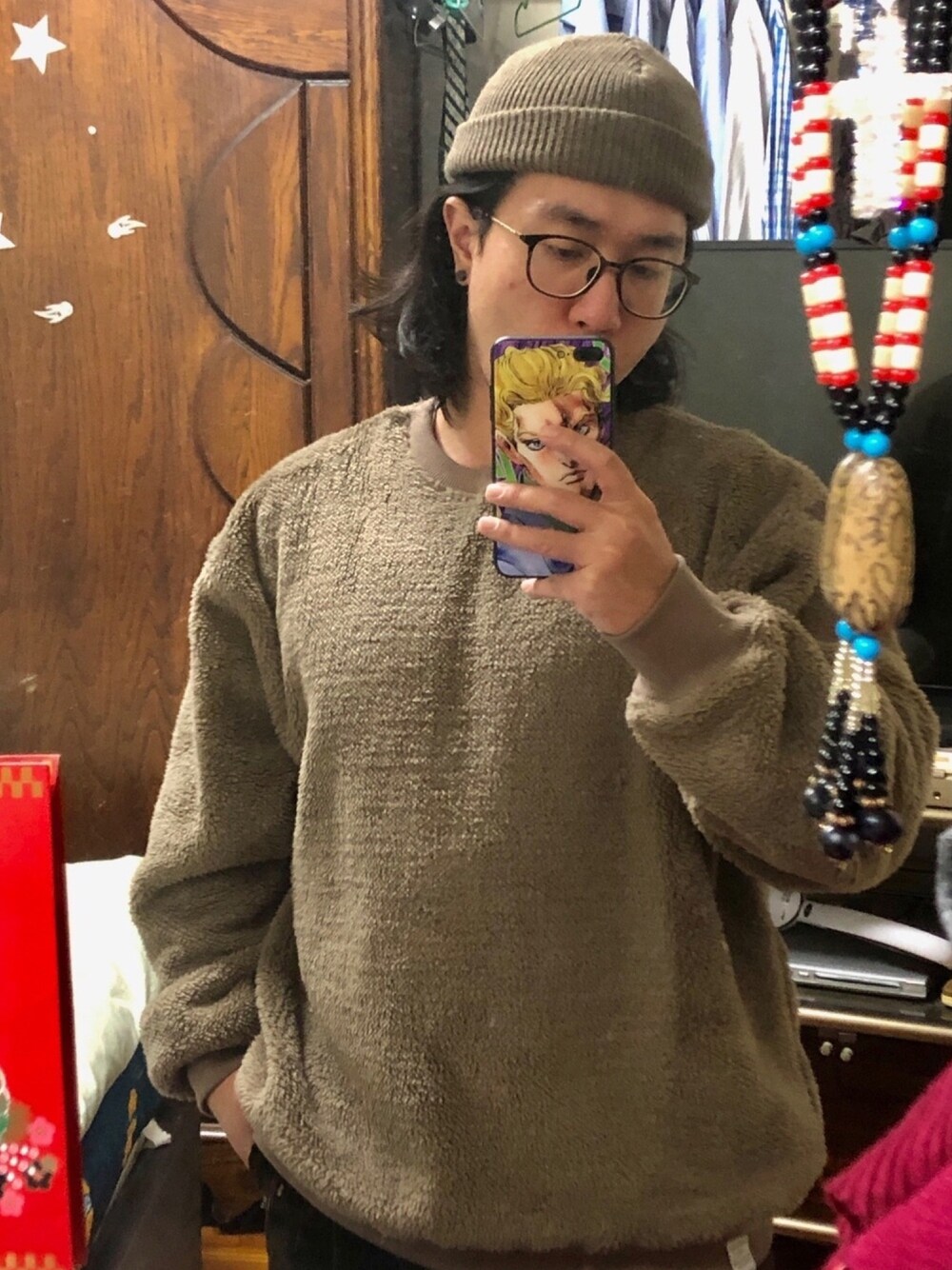 「wood、earrings、winter」｜「自有品牌のアイテム（ニットキャップ/ビーニー、ベージュ系）」を使った、徐納森．徐斯達 さん（メンズ・167cm）の冬コーディネートの1枚目の写真