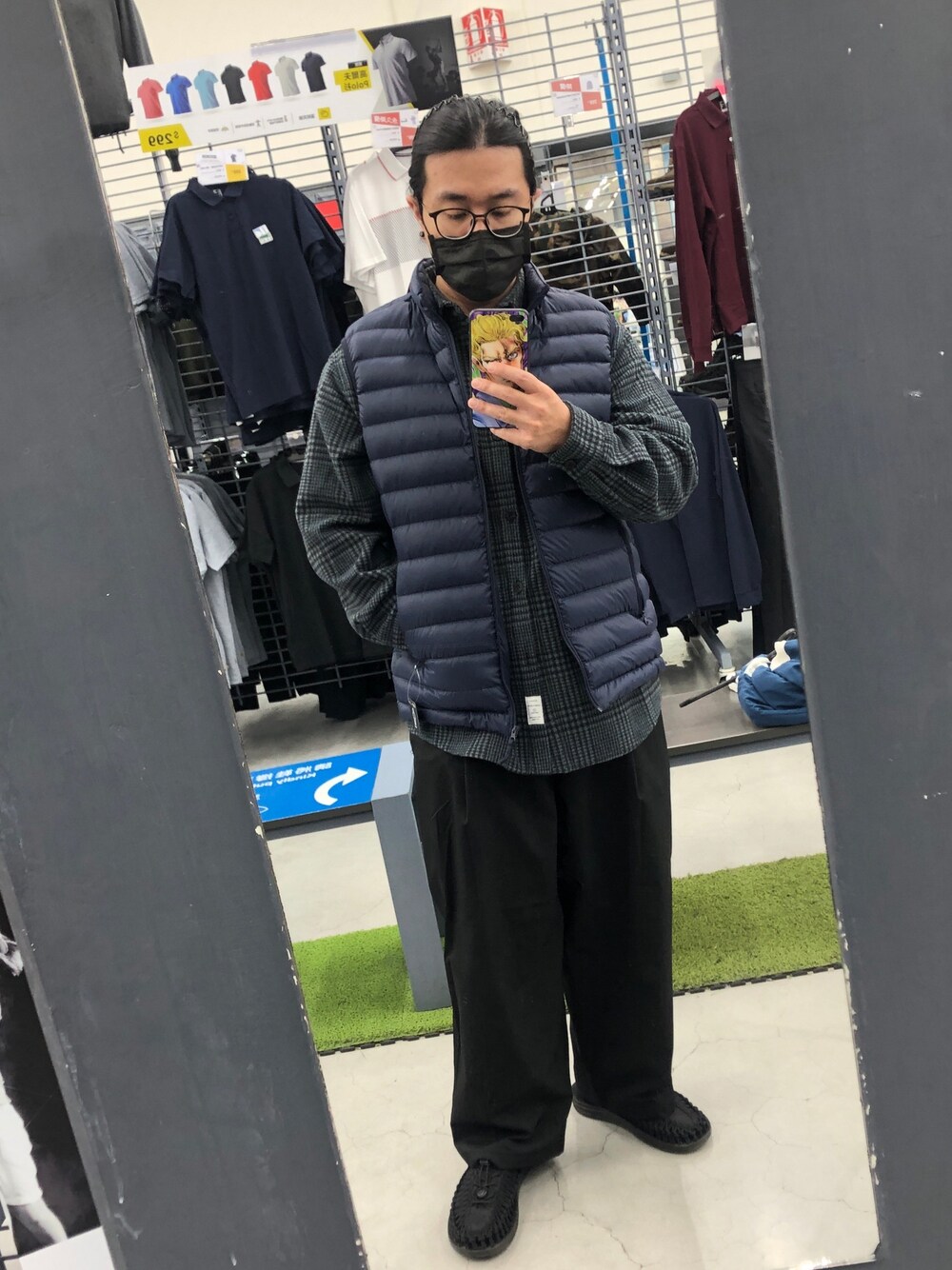 ブルー系のダウンベスト、グレー系のシャツ/ブラウス、ブラック系のその他パンツを着用したメンズの冬コーディネートの1枚目の写真