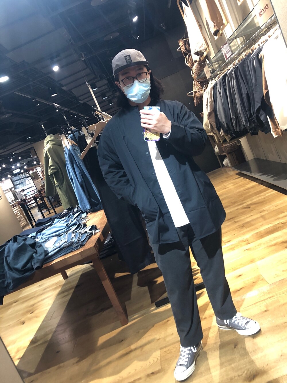 「HappyNewYear」｜「adidasのアイテム（帽子、グレー系）」を使った、徐納森．徐斯達 さん（メンズ・167cm）の冬コーディネートの1枚目の写真