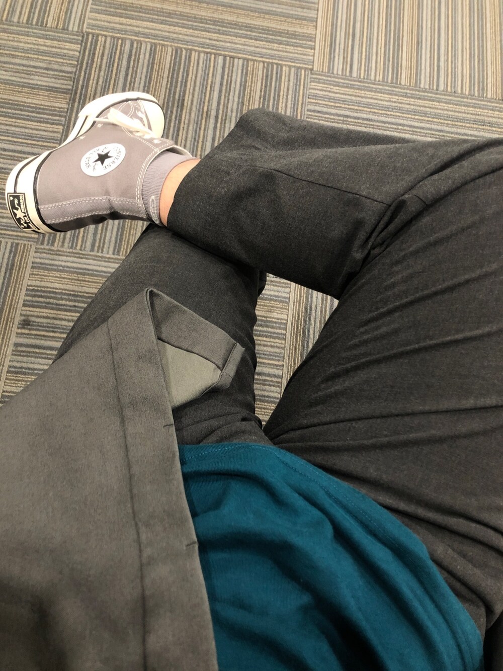 「Grey」｜「CONVERSEのアイテム（シューズ、グレー系）」を使った、徐納森．徐斯達 さん（メンズ・167cm）の春コーディネートの1枚目の写真