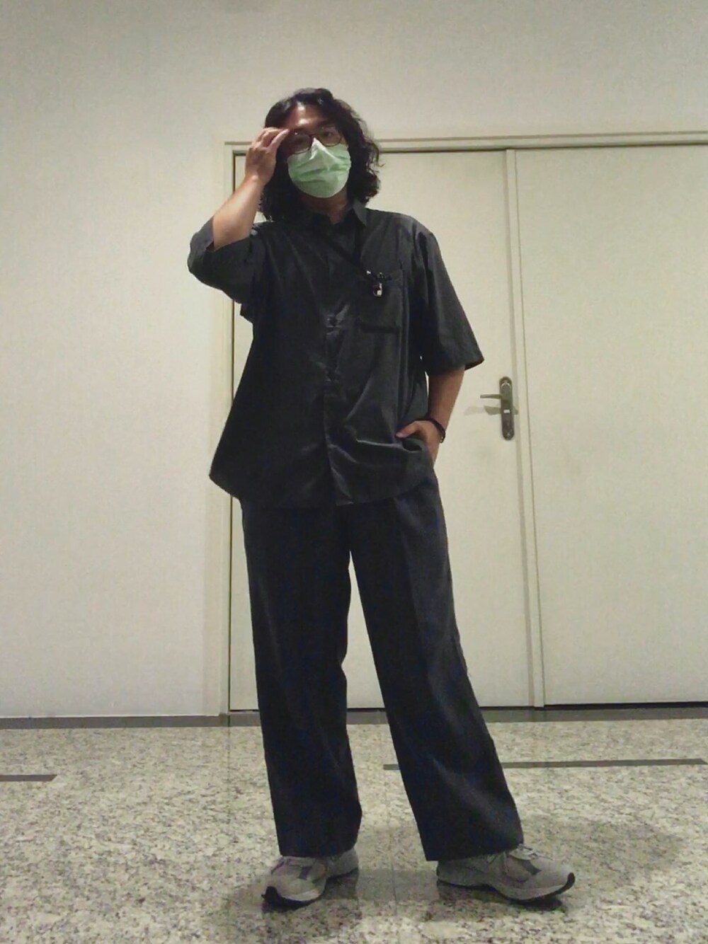 「Green」｜「GUのアイテム（シャツ/ブラウス、グリーン系）」を使った、徐納森．徐斯達 さん（メンズ・167cm）の春コーディネートの1枚目の写真