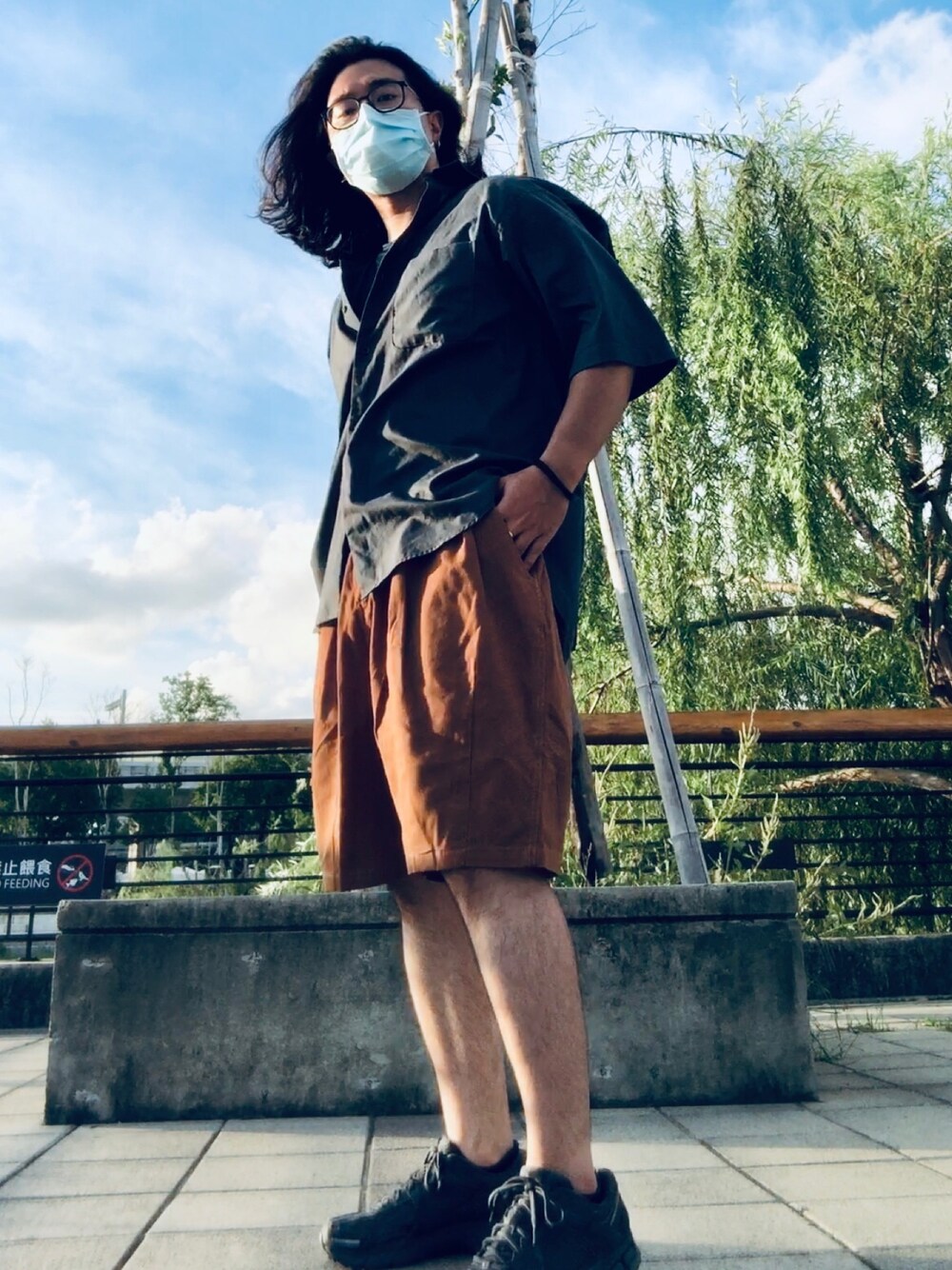 「GUのアイテム（シャツ/ブラウス、グレー系）」を使った、徐納森．徐斯達 さん（メンズ・167cm）の夏コーディネートの1枚目の写真