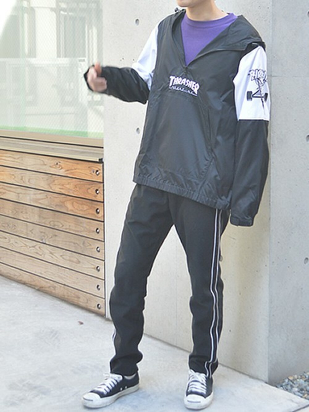 ブラック系のマウンテンパーカー、ブラック系のスニーカー、ブラック系のアナログ腕時計を着用したメンズの冬コーディネートの1枚目の写真