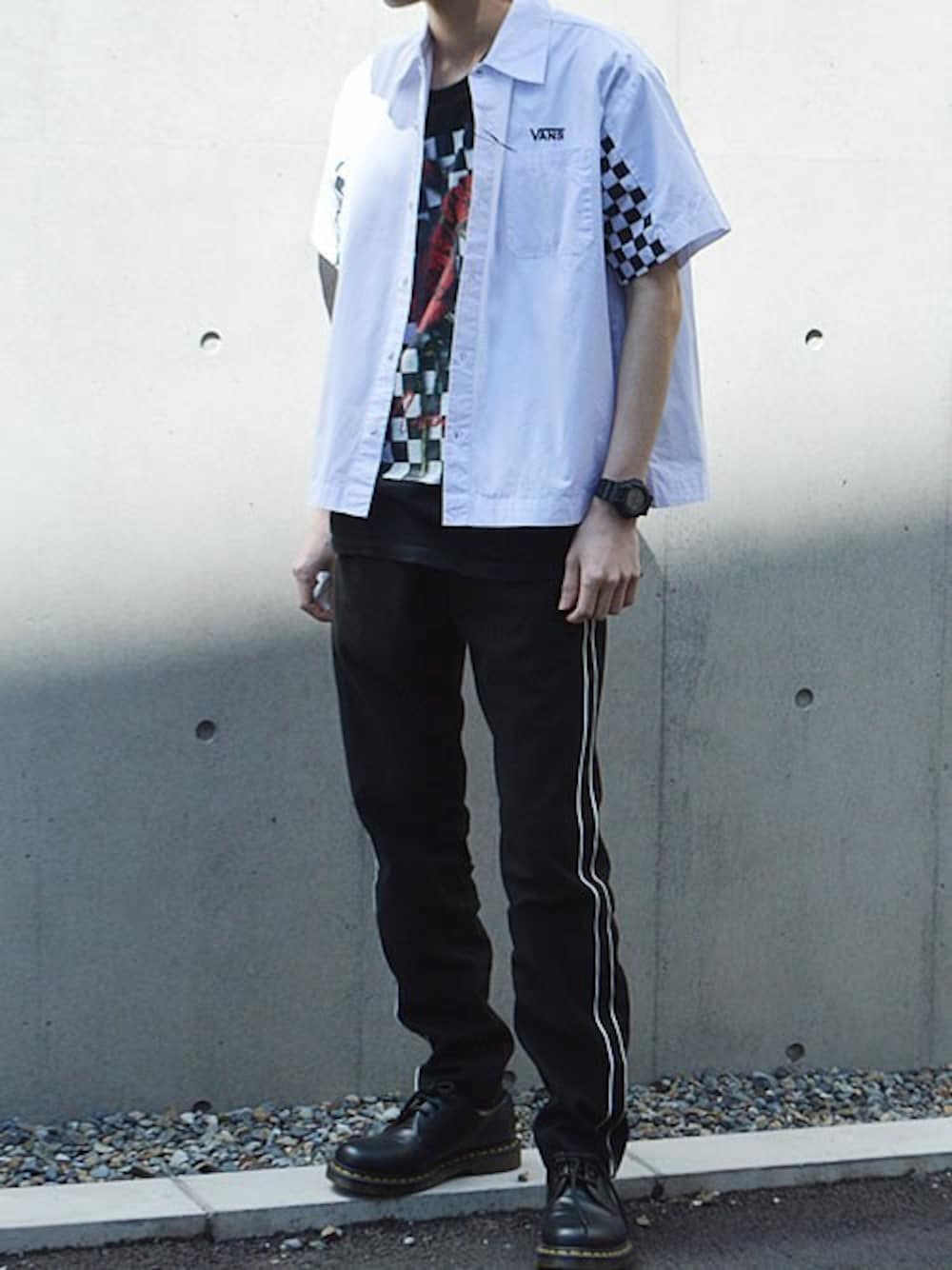 「VANS、Dr.Martens、ドクターマーチン、G-SHOCK、バラ柄、ビックシルエット、サイドライン、開襟シャツ、チェッカーフラッグ、ラインパンツ」｜「VANSのVANS/ヴァンズ Checker Sleeve S/S Shirt（シャツ/ブラウス、ホワイト系）」を使った、ROOPTOKYO　TO-YOさん（メンズ・175cm）の春コーディネートの1枚目の写真