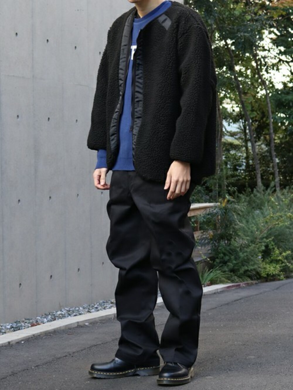 「Dr.Martens、Dickies、ドクターマーチン、ワイドパンツ、ノーカラージャケット、ボアフリース、874」｜「DickiesのDickies/ディッキーズ 874 ワークパンツ ワイドチノパンツ（チノパンツ、ブラック系）」を使った、ROOPTOKYO　TO-YOさん（メンズ・175cm）の冬コーディネートの1枚目の写真