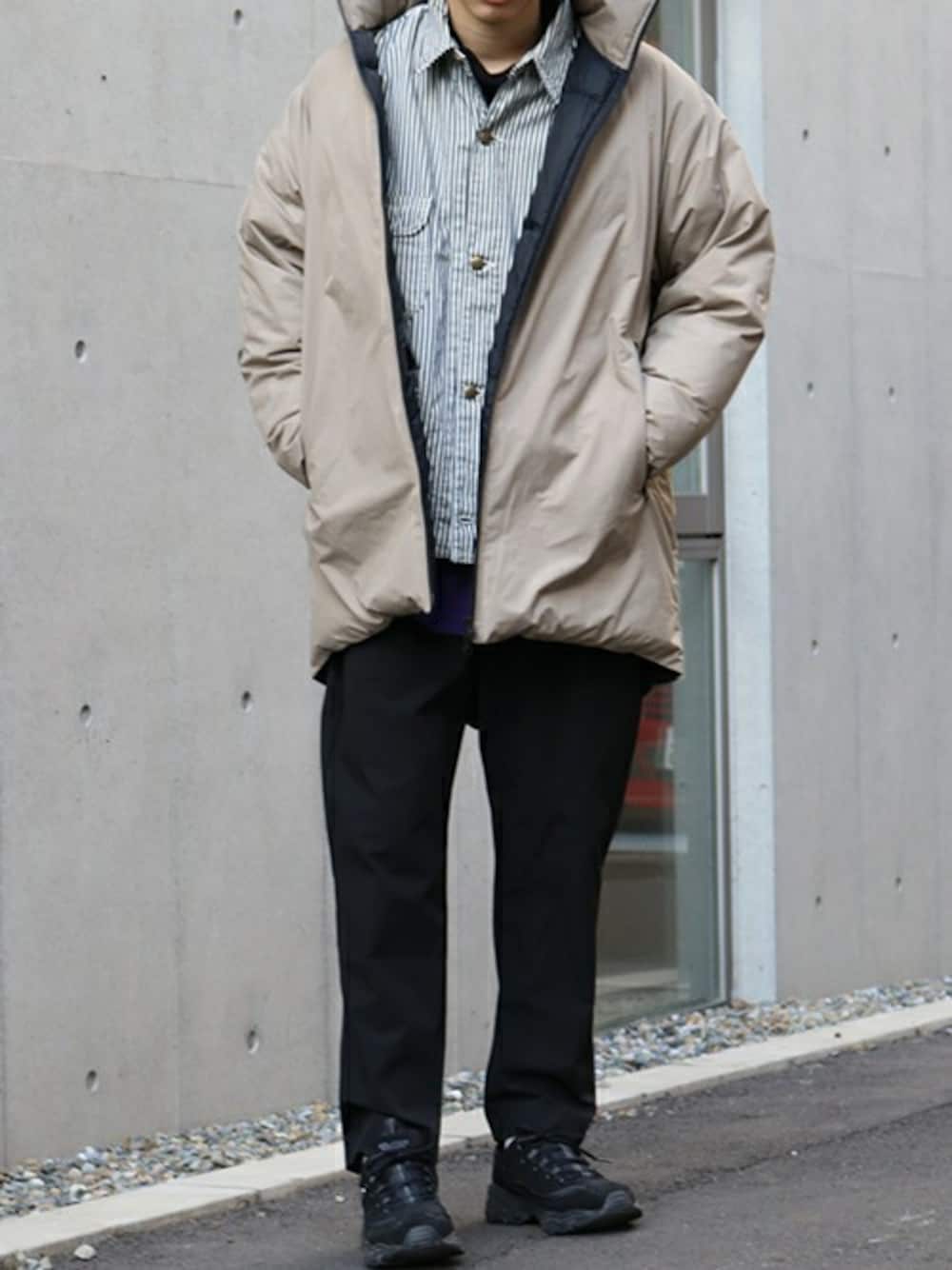 「ビッグシルエット、カバーオール、オーバーサイズ、ワイドパンツ、スケッチャーズ、Skechers、キャルオーライン、CAL O LINE、モンスターパーカー、ブラウン色に染まれ」｜「CAL O LINEのCAL O LINE/キャルオーライン HICKORY COVERALL ストライプカバーオール（カバーオール、ホワイト系）」を使った、ROOPTOKYO　TO-YOさん（メンズ・175cm）の冬コーディネートの1枚目の写真