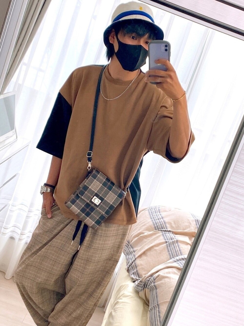 ベージュ系のTシャツ/カットソー、その他のショルダーバッグ、ベージュ系のその他パンツを着用したメンズの夏コーディネートの1枚目の写真